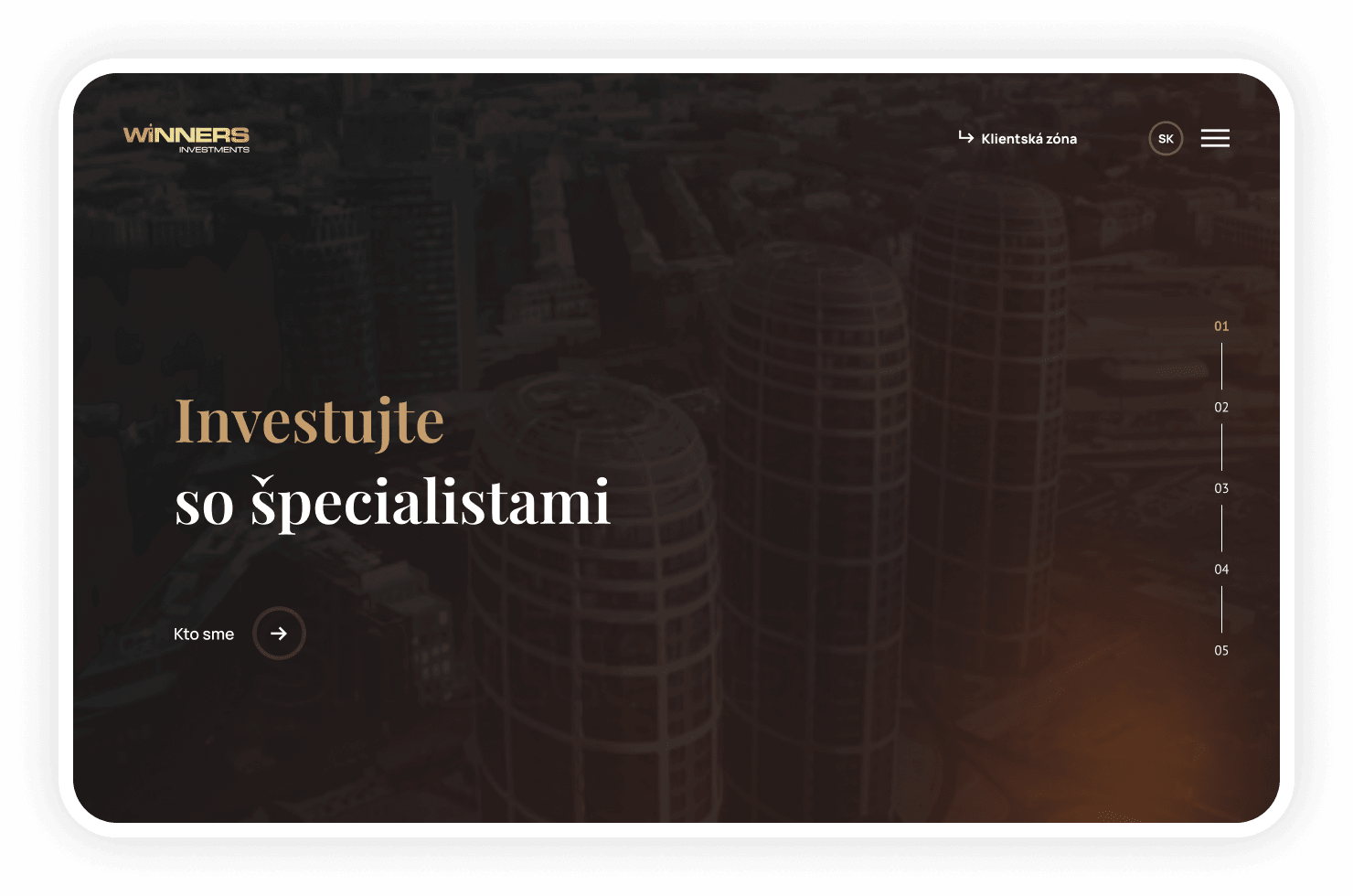 Úvod domovskej stránky Winners Investments s nadpisom „Investujte so špecialistami“ na tmavom leteckom zábere mestských veží